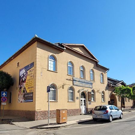 Komplex -Rendezvenytermek-Panzio-Apartman-Irodak- Mateszalka Exterior photo