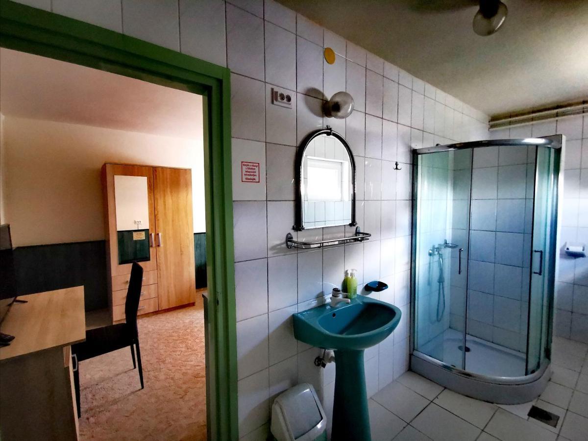 Komplex -Rendezvenytermek-Panzio-Apartman-Irodak- Mateszalka Exterior photo