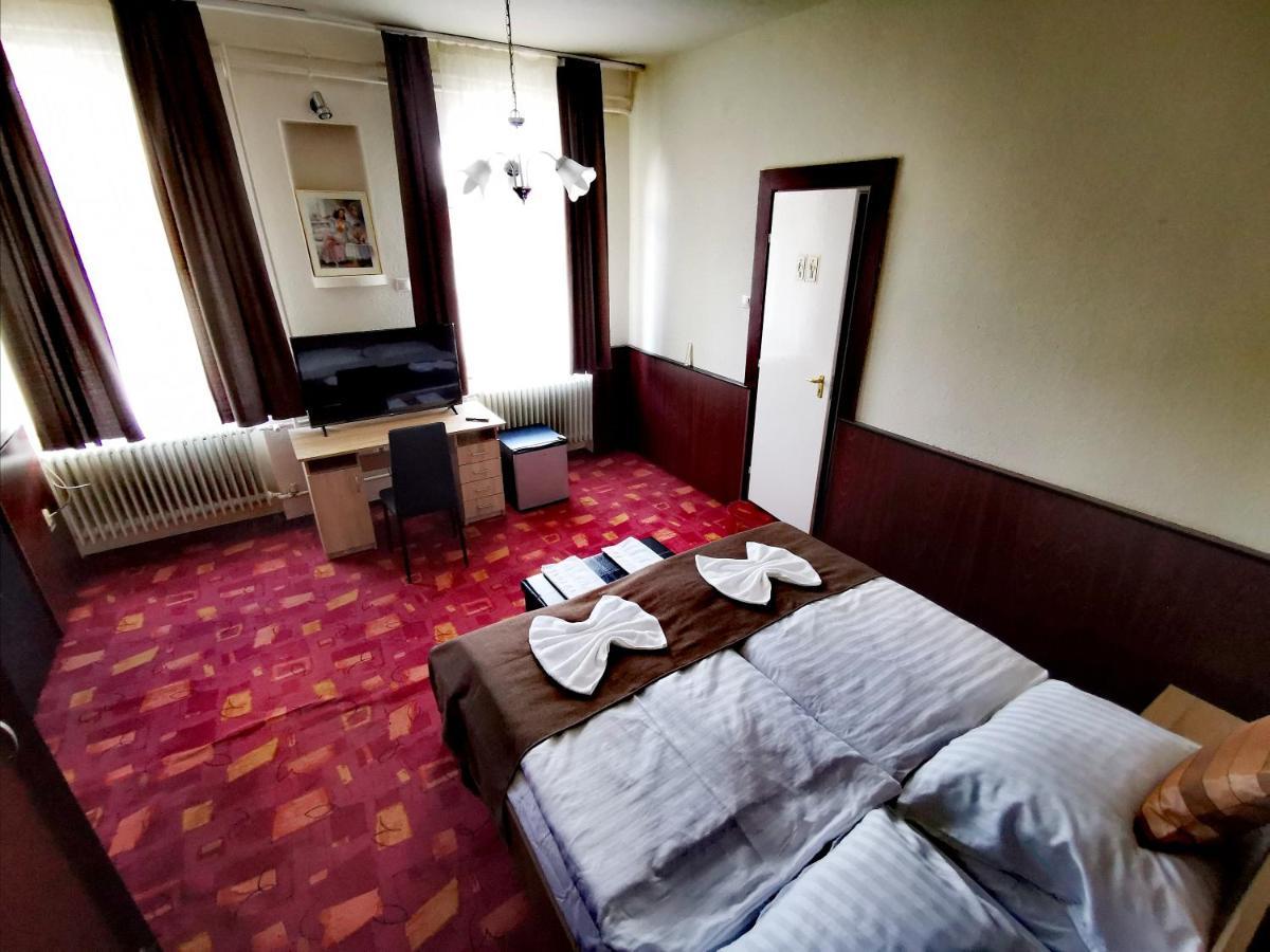 Komplex -Rendezvenytermek-Panzio-Apartman-Irodak- Mateszalka Exterior photo