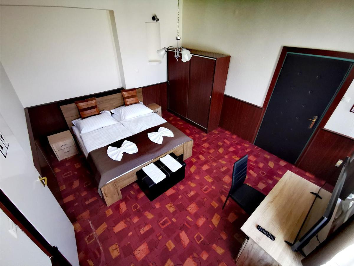 Komplex -Rendezvenytermek-Panzio-Apartman-Irodak- Mateszalka Exterior photo