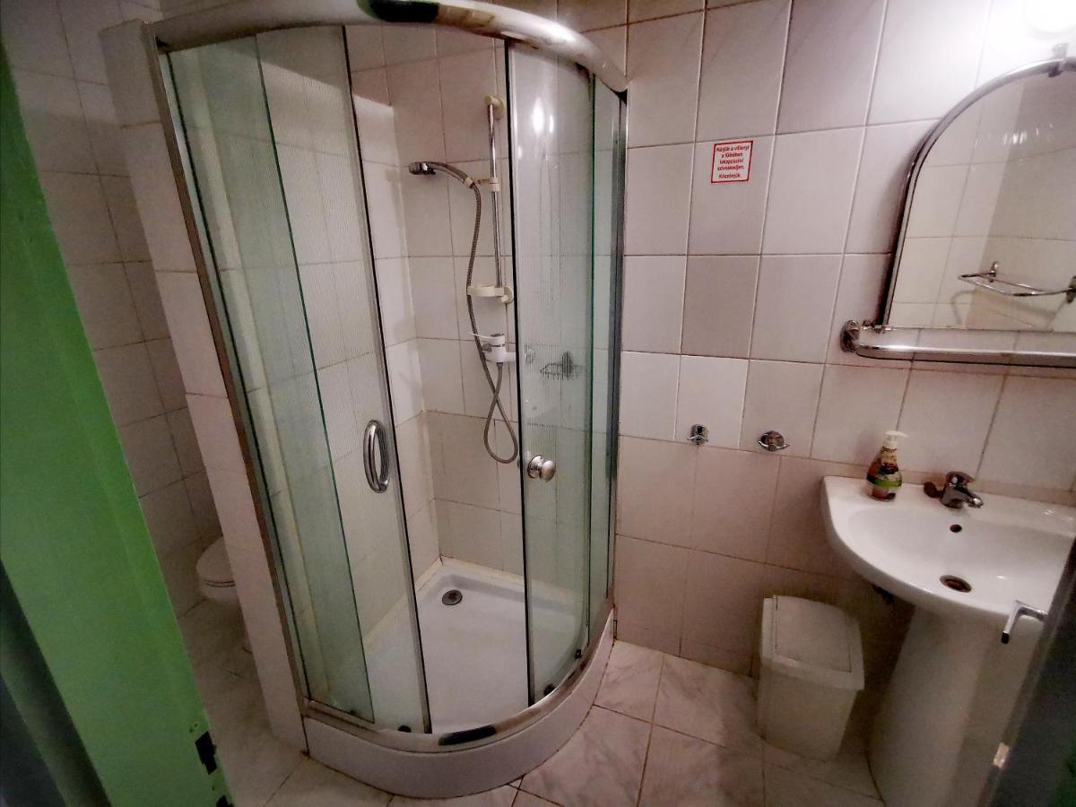 Komplex -Rendezvenytermek-Panzio-Apartman-Irodak- Mateszalka Exterior photo