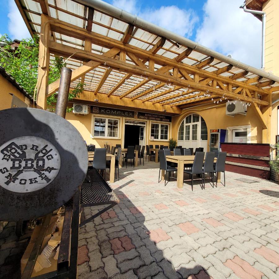Komplex -Rendezvenytermek-Panzio-Apartman-Irodak- Mateszalka Exterior photo