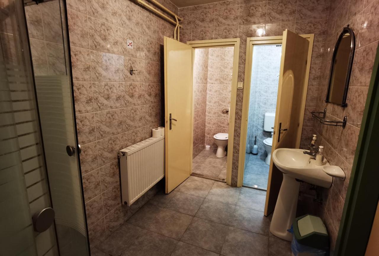 Komplex -Rendezvenytermek-Panzio-Apartman-Irodak- Mateszalka Exterior photo